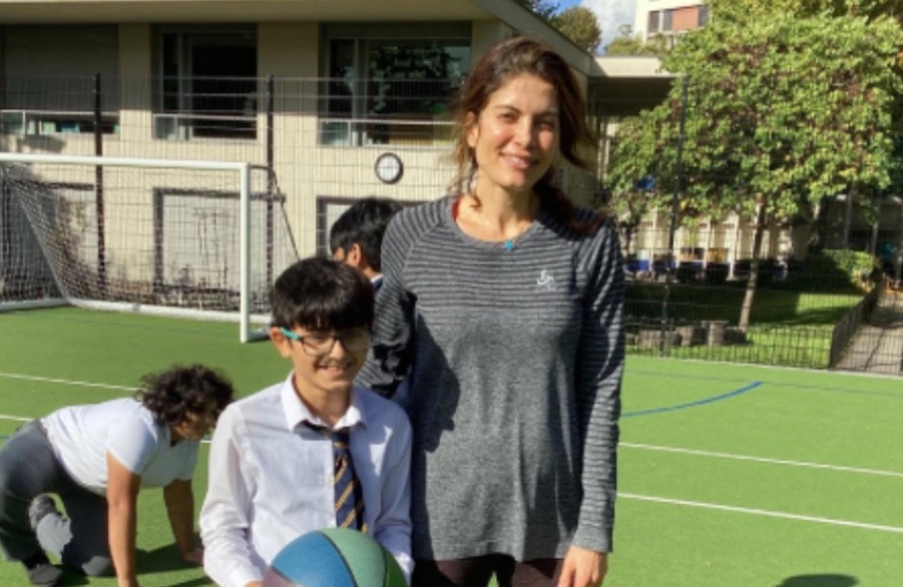 Laila used to play basketball for SE England and went to play in America. Here she is teaching year 6 children at Hallfield Primary School basketball skills. Laila is a strong believer in team spirts for teenagers.